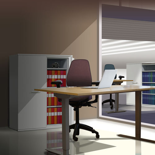 Kontorsplats med skrivbord och skåp med pärmar att skydda